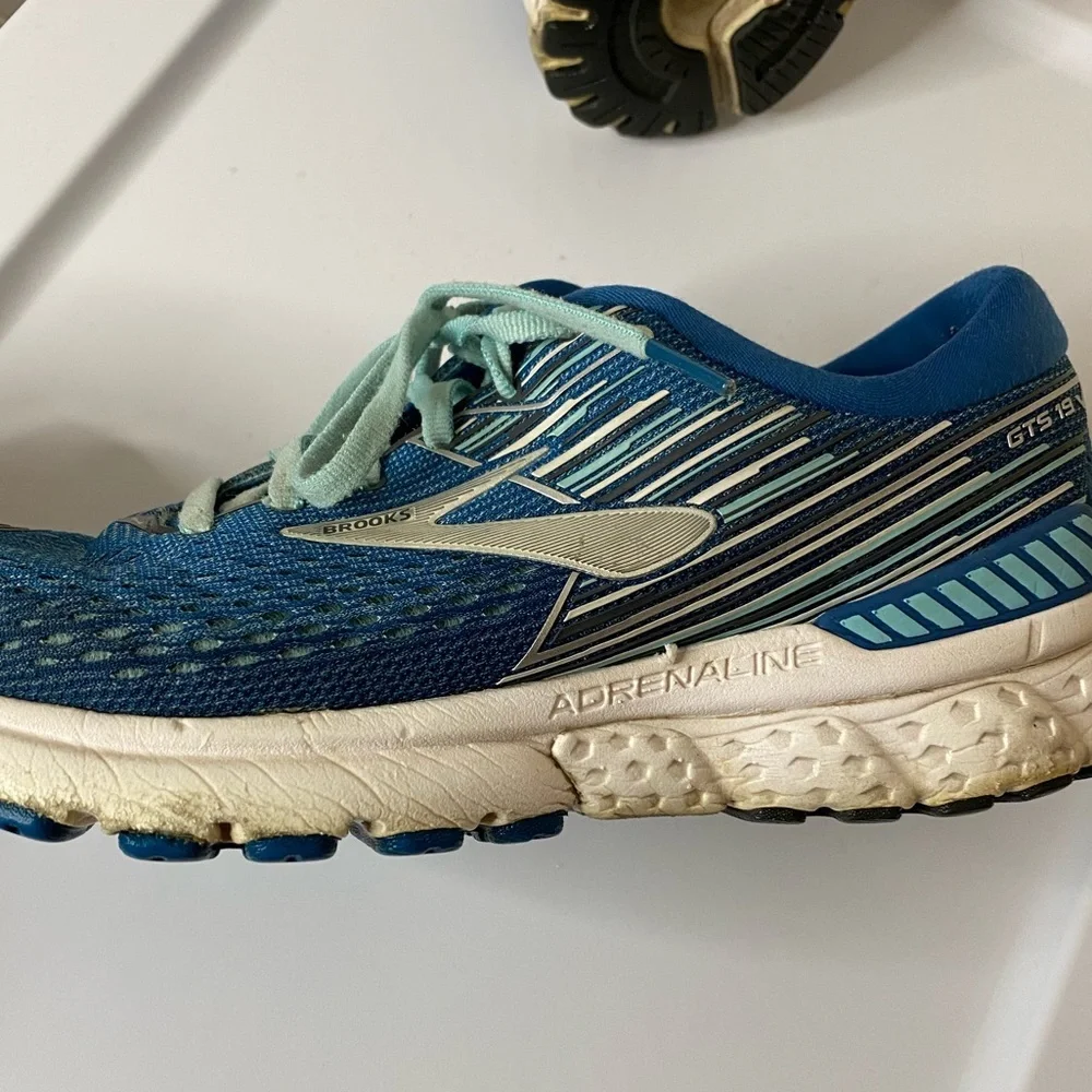 Brooks Women’s Adrenaline GTS 19 Blue Running Shoes Size 10